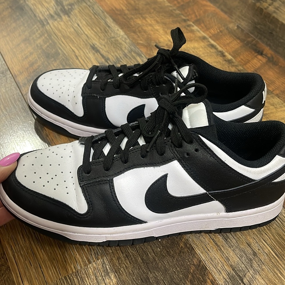 Women’s low Nike panda dunks